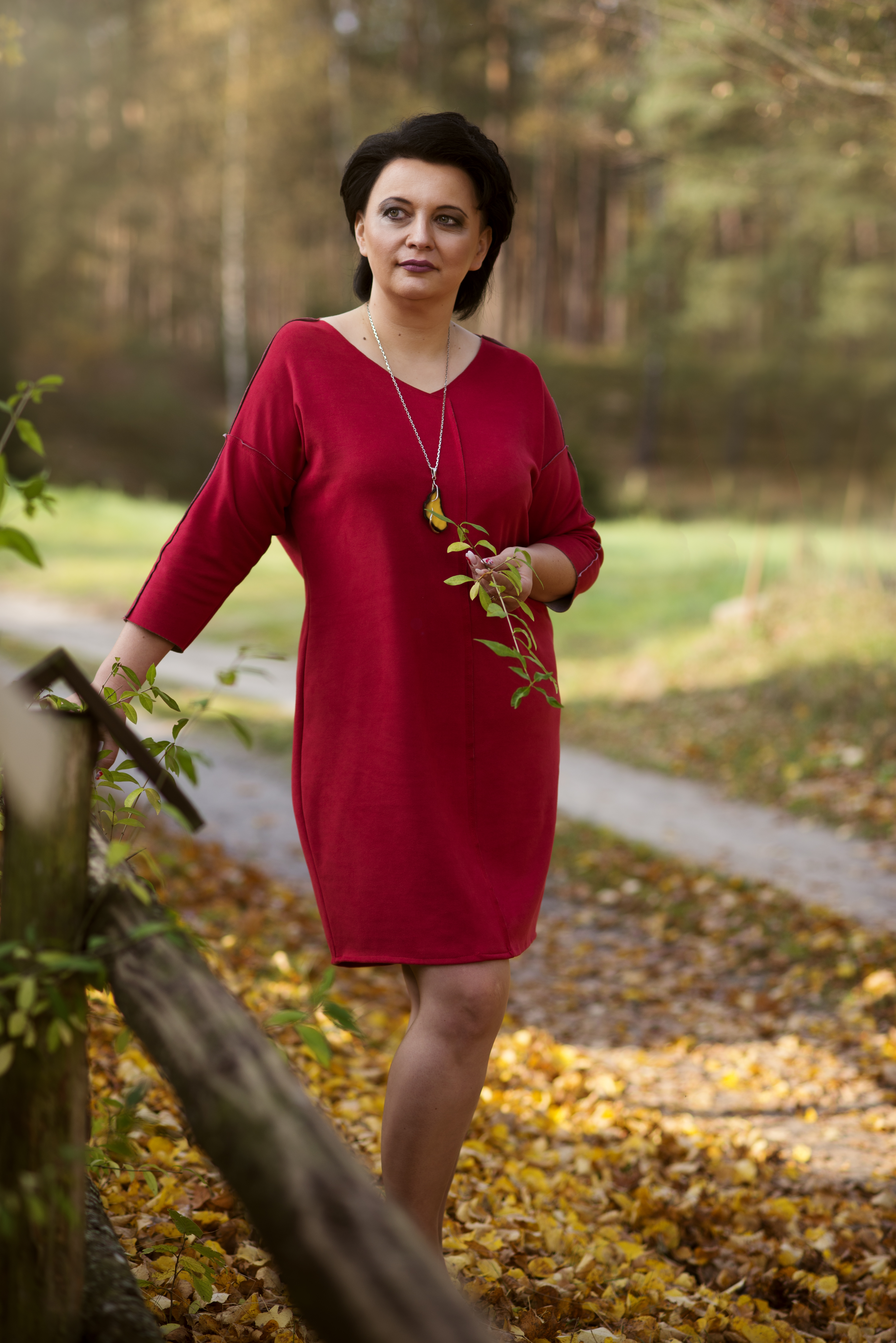 Nauczyłeś mnie kochać... Nauczyłeś mnie kochać, powoli Bez pośpiechu, przyglądać się sobie Opowiadać o głębi uśmiechu I meandrach z życia dżdżownic / owiec Rozkładałam Twój uśmiech na cząstki Twoje dłonie są gładsze od moich, Pomyliłeś przekątną trójkąta, Udawałam że można tak zrobić. Kiedy szliśmy pod rękę ulicą, Świat powtarzał to Ona, to Oni Ludzi wzrok stawał się nam odbiciem, Już nikogo nie trzeba dogonić. Nauczyłeś mnie kochać, powoli Piasku ziarna rozkładać na plaży, Całowałeś jak nikt, nieprzytomny Czy to wszystko, to mogło się zdarzyć??? Jesteś w każdym oddechu w powietrzu Tworzę z Ciebie historie miłosne, Jesteś brzaskiem, zachodem też Jesteś Jakże miałabym wszystko zapomnieć. Nauczyłeś mnie kochać, powoli Delektować się chwilą, miast rokiem, Tworzyć kadry pod zmokłą powieką Tworzyć niebo- jedyne bo Moje...